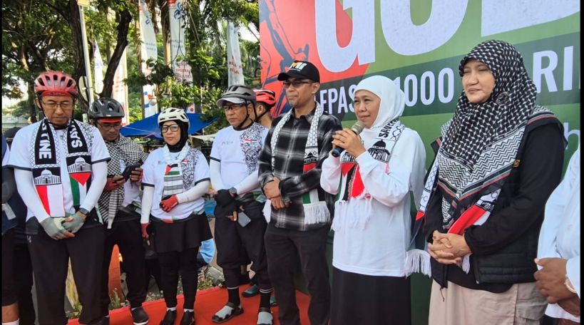 SUKSES: Gubernur Khofifah memberikan dukungan dan doa terbaik bagi peserta Ride to Palestina yang akan menempuh perjalanan sejauh 1.000 km menuju Kemenlu RI di Jakarta.