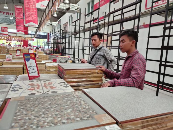 BELANJA: Tingkat konsumsi keramik nasional sekitar 2,2 meter persegi per kapita, lebih rendah dari negara tetangga seperti Malaysia dan Thailand.