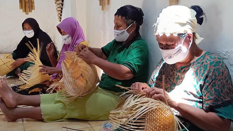ANYAM: Aktivitas di salah satu UMKM yang mendapat penjaminan KUR dari Askrindo.