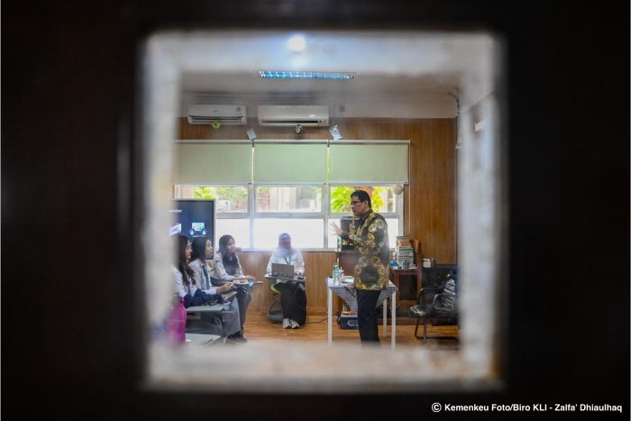 SERIUS: Menkeu Purbaya Yudi Sadewa terlihat mengajar di kelas XII SMA Negeri 3 Jakarta, Senin (10/11/2025)