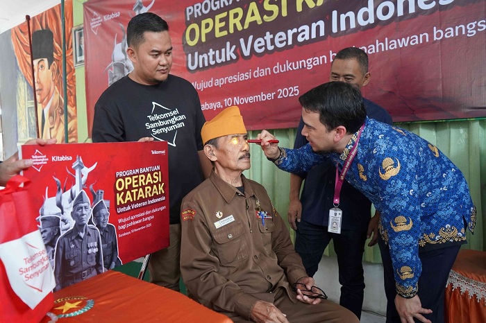 PERIKSA: Salah seorang dokter saat memeriksa mata veteran penerima program bantuan operasi katarak, Senin (10/11).