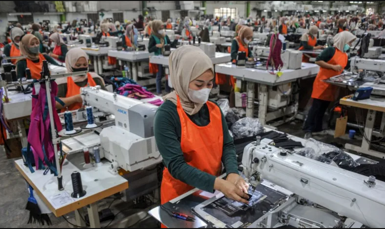 PADAT KARYA: Salah satu kegiatan di pabrik tekstil dan produk tekstil (TPT) Indonesia. Industri ini dikenal sebagai sektor padat karya.