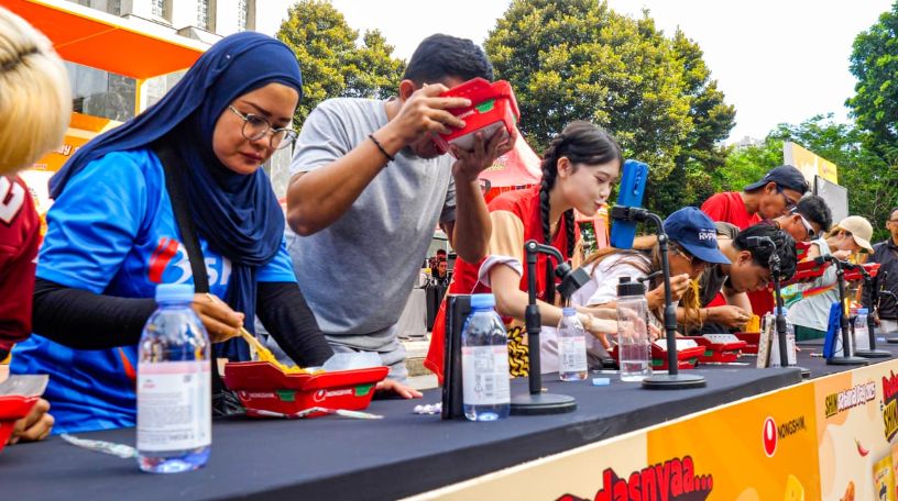 PEDAS: Antusiasme pengunjung memadati area CFD Gelora Bung Karno (GBK) Pintu 6 Jakarta merayakan semangat pedas Shinsational melalui K-Pop Cardio, Random Play Dance, hingga Noraebang Party.