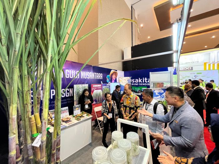 TINJAU: KA-KI: Kenny Yong, Risvan Kuswurjanto, dan Adik Dwi Putranto meninjau stan pameran Sugarex Indonesia 2025 di Dyandra Conventrion Center Surabaya, Rabu (12/11/2025).