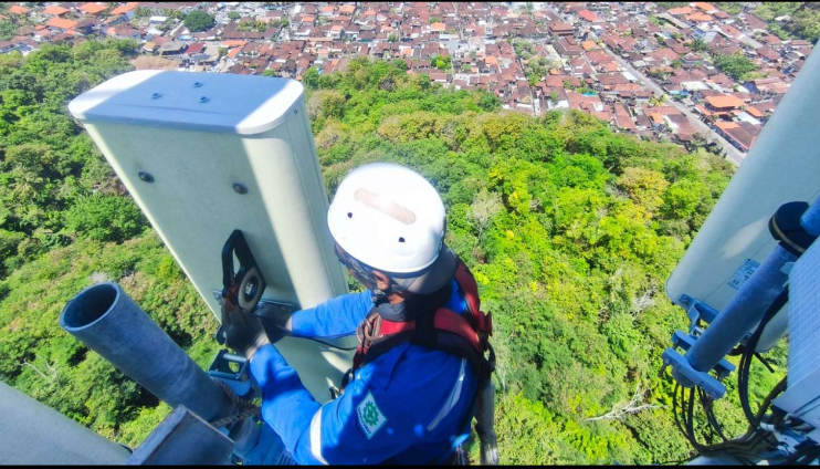 RAWAT: Menara BTS XLSmart yang memastikan agar kualitias jaringan berjalan dengan baik.