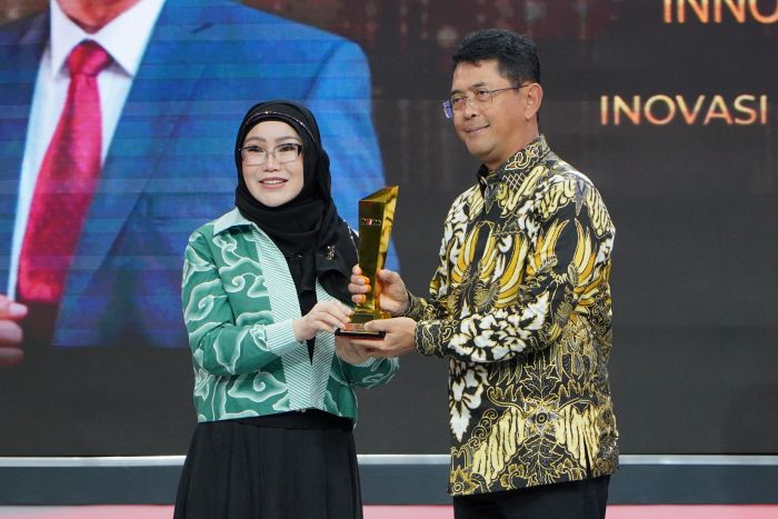 PRESTASI: Bank Jatim menerima pemnghargaan atas dedikasinya terhadap kelangsung usaha di sektor UMKM.