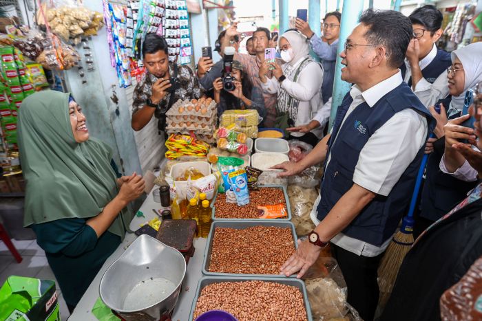 SAPA PEDAGANG: Menteri Perdagangan Budi Santoso (kanan) menyapa pedagang di sela peluncuran Program Gernas Mapan di Pasar Sememi, Surabaya, Kamis (13/11/2025).