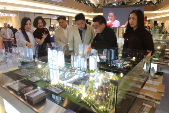 KEJAR TARGET: Sutandi Purnomosidi (dua dari kanan) bersama pimpinan BCA Kanwil III Surabaya menjelaskan berbagai produk properti yang bisa ikut program PPN-DTP dalam ajang Pakuwon Group Exhibition