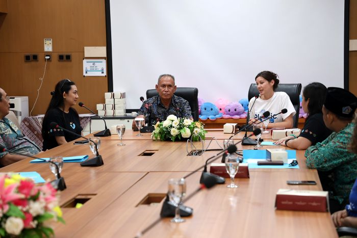 KOLABORASI: Pemkot Surabaya dan lembaga lingkungan asal Inggris, CommonSeas, membahas mengenai program Plastic Clever Schoo, Kamis (13/11/2025).