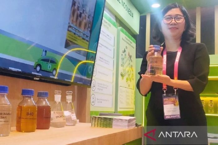 ENERGI: Staf menunjukkan sampel biodiesel di stan pameran pada ajang 21st Indonesian Palm Oil Conference (IPOC) 2025 di Nusa Dua, Bali, Jumat (14/11).