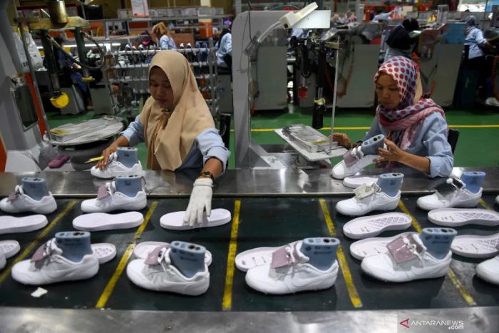 FINISHING: Industri alas kaki dalam negeri telah menyerap sebanyak 921.086 tenaga kerja.