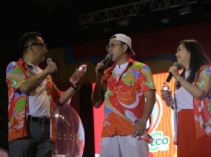 MERIAH: Brand Ambassador Cleo, Denny Sumargo (tengah) memeriahkan peluncuran Cleo Eco Lite di Surabaya.