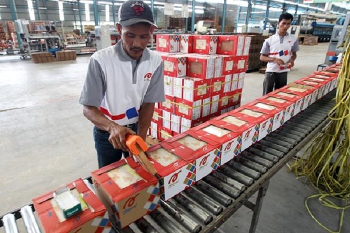 PROSES: Pengepakan produk di salah satu pabrik keramik nasional.