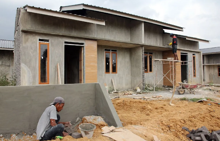 DIKEBUT: Pekerja menyelesaikan pembuatan rumah bersubsidi untuk masyarakat berpenghasilan rendah (MBR).