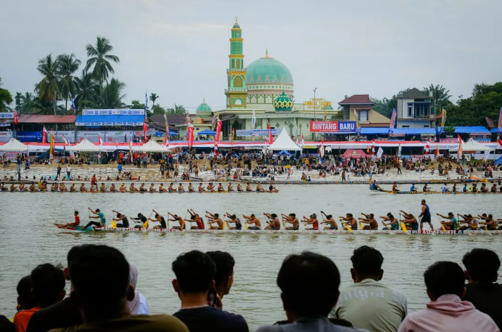 SERU: Festival Pacu Jalur Tradisional di Teluk Kuantan, Kabupaten Kuantan Singingi, Riau, merupakan salah satu event unggulan KEN Kementerian Pariwisata.