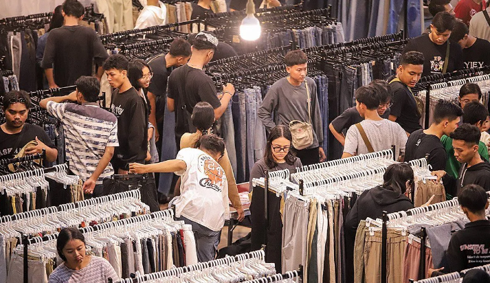 PEDAGANG BAJU BEKAS IMPOR: Pemerintah sudah mengkonsolidasi 1.300 merek lokal yang akan dijual pedagang sebagai ganti baju bekas impor.