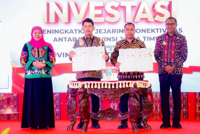 KERJA SAMA: Gubernur Jatim Khofifah Indar Parawansa hadir di penandatanganan perjanjian Bank Jatim dengan Bank NTT sebagai tindak lanjut dari Kelompok Usaha Bank (KUB).
