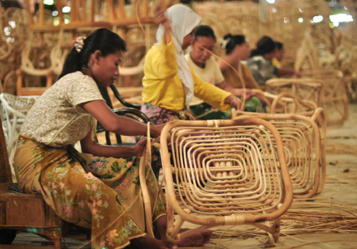 PROSES: Aktivitas sejumlah pekerja di rumah kreatif kerajinan dari rotan.