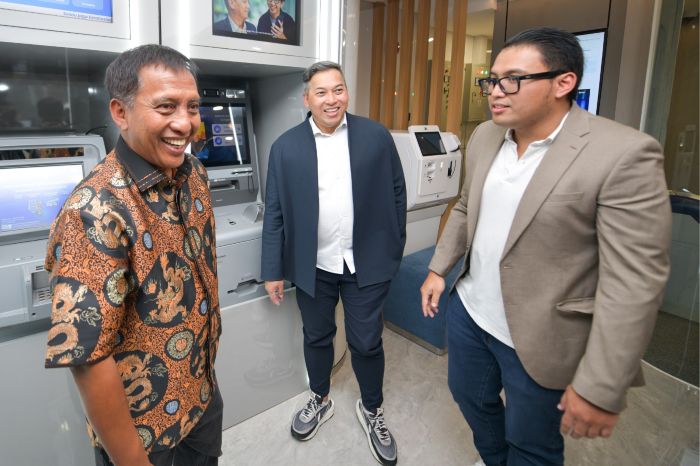 SEGMEN MUDA: Rully Setiawan (tengah) bersama Prof. Dr. Nurhasan (kiri) menjelaskan layanan digital perbankan akan mempermudah berbagai tranksaksi di lingkungan civitas akademika Unesa.