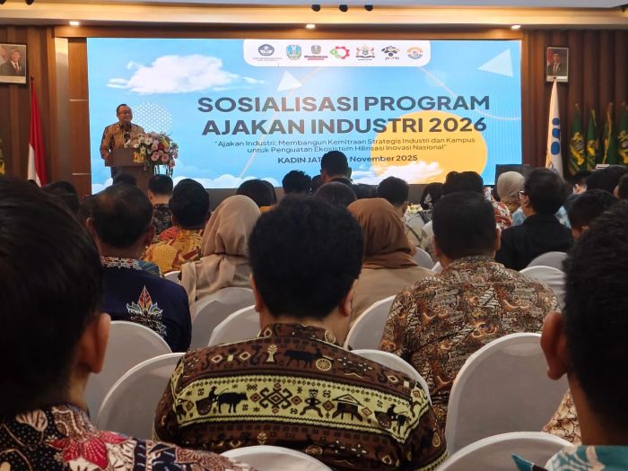 SAMBUTAN: Kadisperindag Jawa Timur, Iwan, yang hadir mewakili Gubernur Jawa Timur, Khofifah Indar Parawansa saat sambutan dan membuka &ldquo;Sosialisasi Program Ajakan Industri 2026&rdquo; di Graha Kadin Jatim