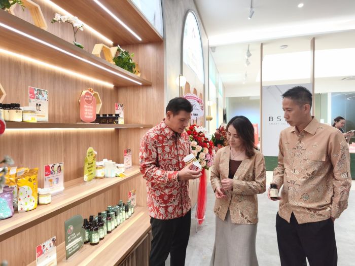 EKSPANSI: CEO dan Chairman High Desert International (HDI) Brandon Chia (kiri) menunjukkan sejumlah produk andalan saat pembukaan experience center di, Surabaya, Sabtu (22/11).