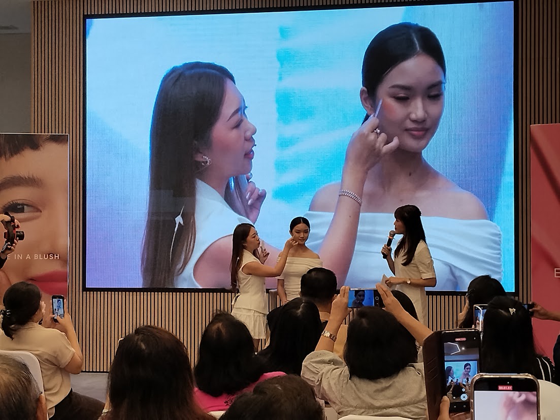 MUDAH: MUA Dewi Chyntia mempraktekkan cara menggunakan liquid blush pada salah satu model yang disediakan BSkin, Sabtu (22/11).