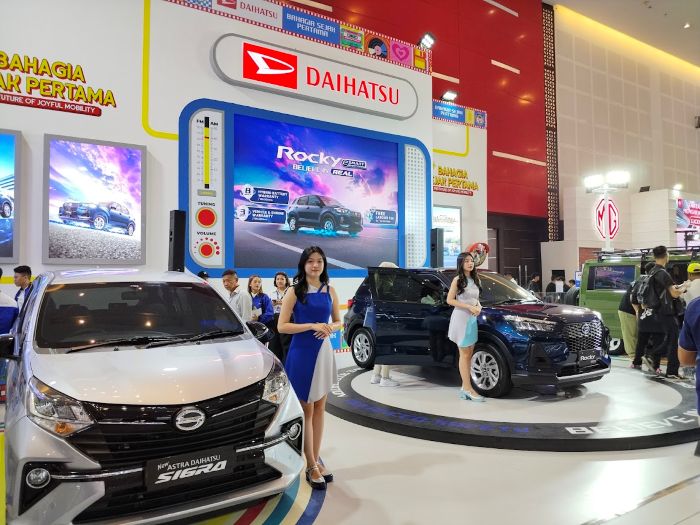 CANTIK: Salah satu pameran mobil terbesar yang dihelat di Surabaya. Kepemilikan mobil di RI masih jauh di bawah Malaysia dan Thailand.