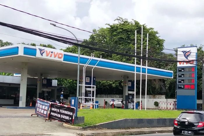 JUALAN LAGI: Pertamina Patra Niaga memasok bahan bakar minyak (BBM) ke SPBU Vivo sebanyak 100.000 barel