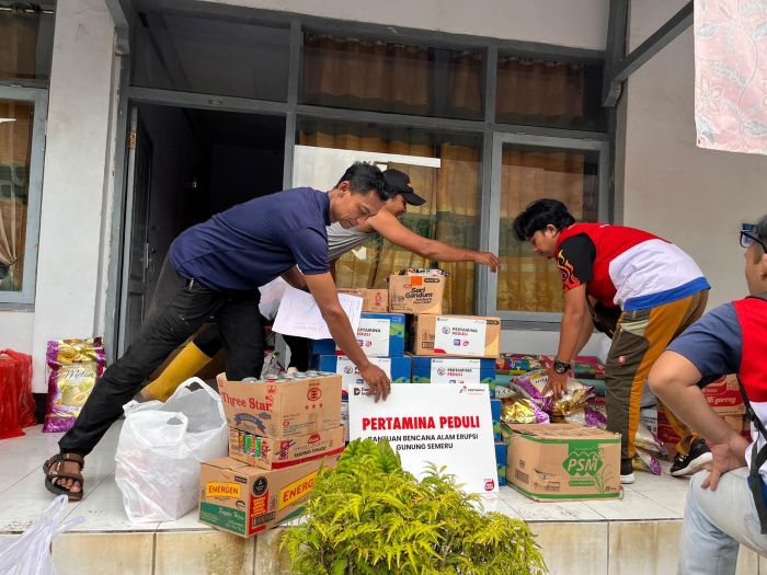 BANTUAN: Pertamina Patra Niaga menyalurkan bantuan kemanusiaan bagi ratusan masyarakat terdampak erupsi Gunung Semeru di Desa Pronojiwo, Kabupaten Lumajang, Jawa Timur.