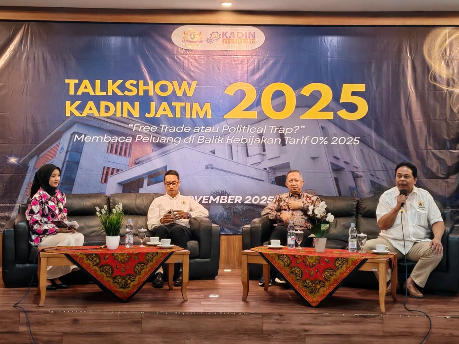 SERIUS: Talkshow Kadin JATIM dengan tema "Free Trade atau Political Trap Membaca Peluang Investasi di Balik Kebijakan Tarif 0?n Pengaruhnya di Jawa Timur 2025," Senin (24/11).