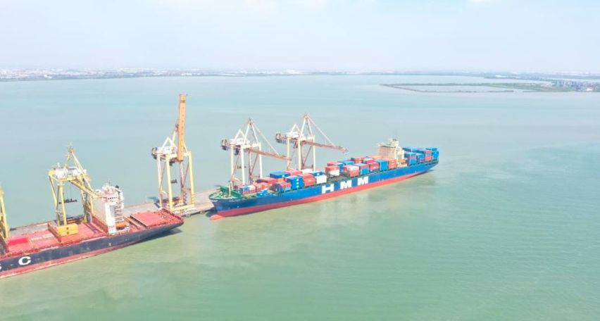 BONGKAR MUAT: Volume peti kemas internasional di TPS meningkat dari 127 ribu Twenty-foot Equivalent Units (TEUs) di bulan September, menjadi 138 ribu TEUs pada bulan Oktober atau ada kenaikan