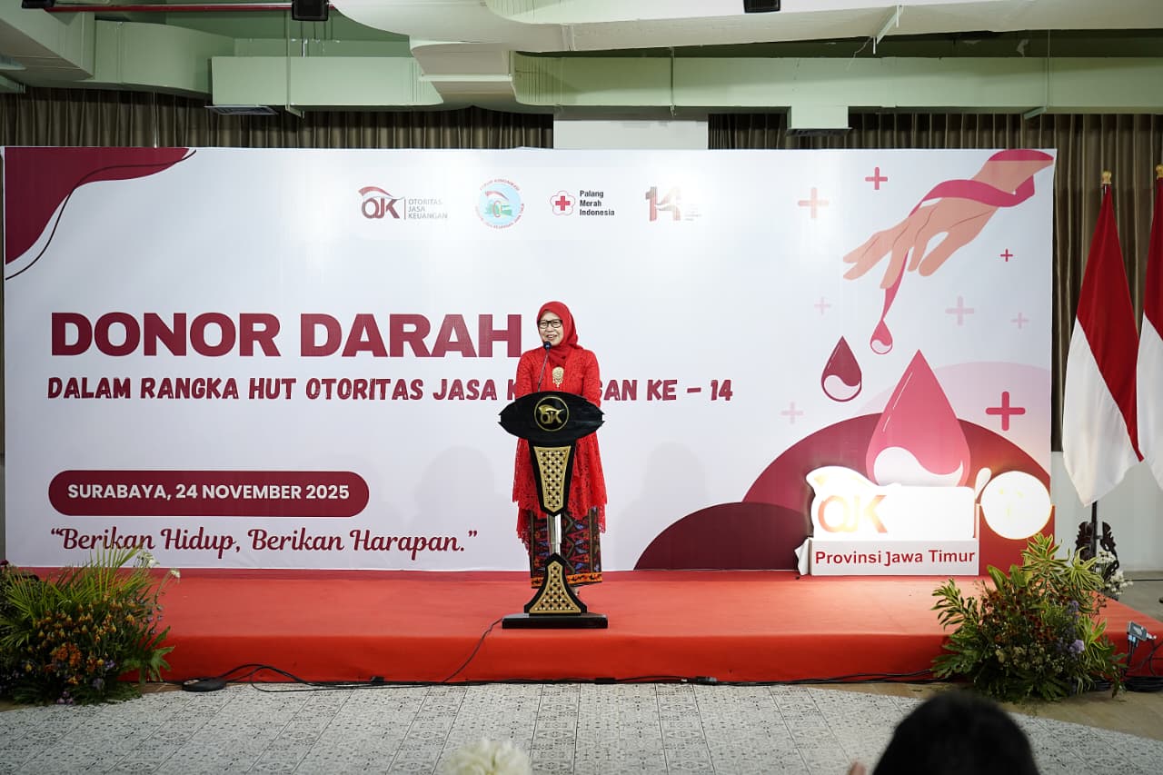 PEDULI: Kepala OJK Provinsi Jawa Timur, Yunita Linda Sari, memberikan sambutan di acara donor darah dalam rangka HUT ke-14 OJK.