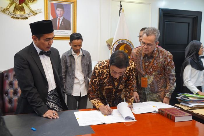 KERJA SAMA: Penandatanganan nota kesepahaman antara Kementerian Haji dan Umrah Republik Indonesia dengan Bank Jatim Unit Usaha Syariah (UUS), Kamis (20/11).