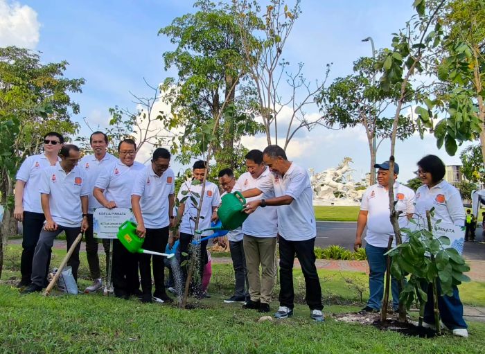TANAM POHON: Sutoto Yakobus (tiga dari kanan), Joko Suranto (empat dari kanan), Moh. Ilyas (lima dari kiri),  pimpinan Ciputra Group serta pengurus DPD REI Jatim secara simbolis menanam pohon bareng.
