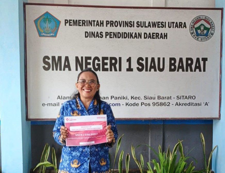 BAHAGIA: Salah satu guru penerima kuota internet sebagai realisasi komitmen Digiland Run 2025.