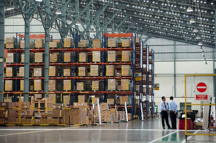 KHUSUS: Sejumlah petugas beraktivitas di salah satu Pusat Logistik Berikat (PLB) di Indonesia di Kawasan Industri Krida Bahari, Cakung, Jakarta Utara, beberapa waktu lalu.