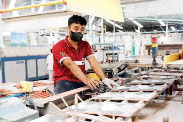 FOKUS: Aktivitas di salah satu di pabrik keramik PT Arwana Plant 5 Kutorejo, Kabupaten Mojokerto.