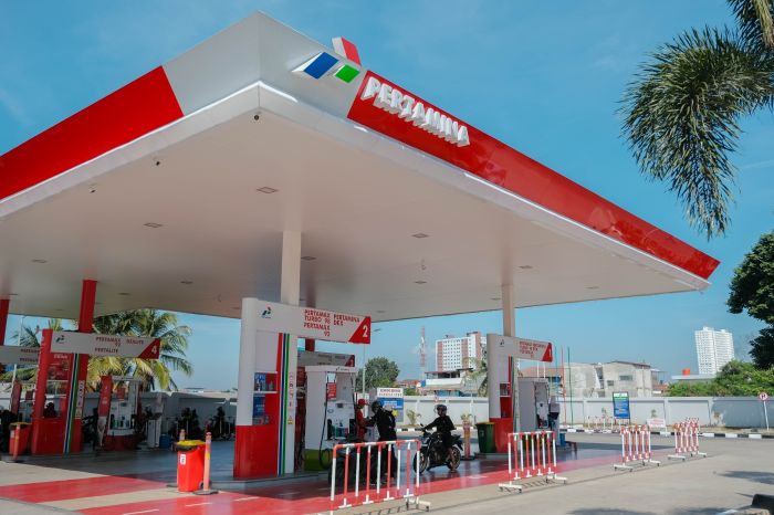 DISTRIBUSI: Aktivitas di salah satu SPBU. Pertamina mengantongi laba Rp 34,11 triliun di triwulan III/2025.