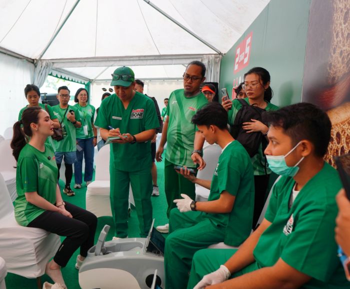 PREVENTIF: Arumi Bachsin (kiri) melakukan pemeriksaan kesehatan tulang sela acara kegiatan OsteoWalk 10.000 Langkah dan OsteoRun 5 K, di Parkir Barat dan Timur Plaza Surabaya, Minggu (30/11).
