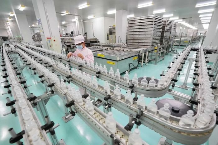 BEKERJA: Dari sisi ketenagakerjaan, sektor IKFT menyerap 6,7 juta tenaga kerja hingga Februari atau sekitar 4,6 persen dari total tenaga kerja nasional.