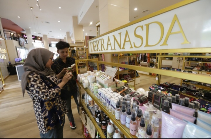 PANTAU: Dekranasda Kota Surabaya memberikan ruang bagi UMKM untuk mempromosikan produknya.