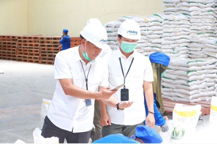 CEK: Wakil Pemimpin Bulog Jatim, Sugeng Hardono, melakukan pengecekan cadangan pangan pemerintah.