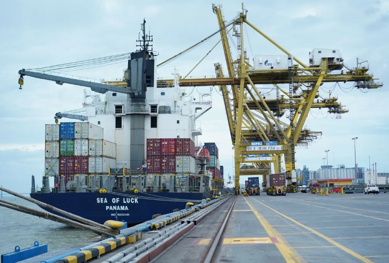 PERDAGANGAN INTERNASIONAL: Aktivitas di Pelabuhan Petikemas Surabaya. BPS mencatat neraca perdagangan Indonesia pada Oktober 2025 masih surplus, yakni sebesar USD 2,39 miliar.