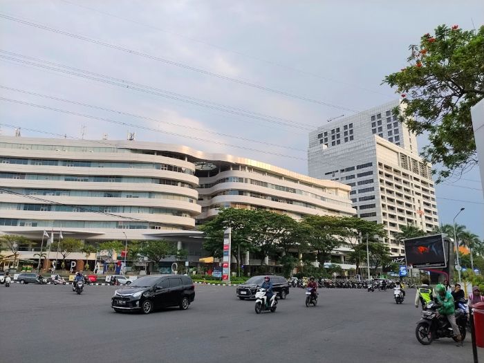 JALAN: Kawasan Surabaya Barat menjadi salah satu titik aktivitas utama perekonomian di Surabaya yang menjadi ibu kota Provinsi Jawa Timur.