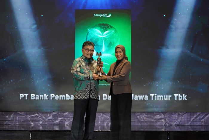PRESTASI: Bank Jatim raih penghargaan platinum rank untuk Integrated Report 2024 dalam ajang Asia Sustainability Reporting Rating (ASRRAT) 2025 yang diterima Corporate Secretary Bank Jatim Fenty RK