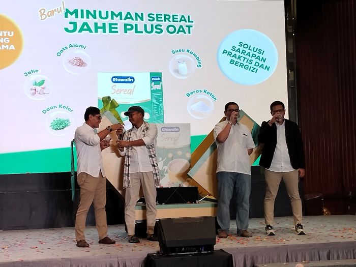 JAGA KESEHATAN: Jajaran top manajemen PT Etos Kreatif Indonesia dan PT Serayu Sumber Rejeki mengenalkan Etawalin Sereal yang menggabungkan kearifan lokal dan gaya hidup modern.