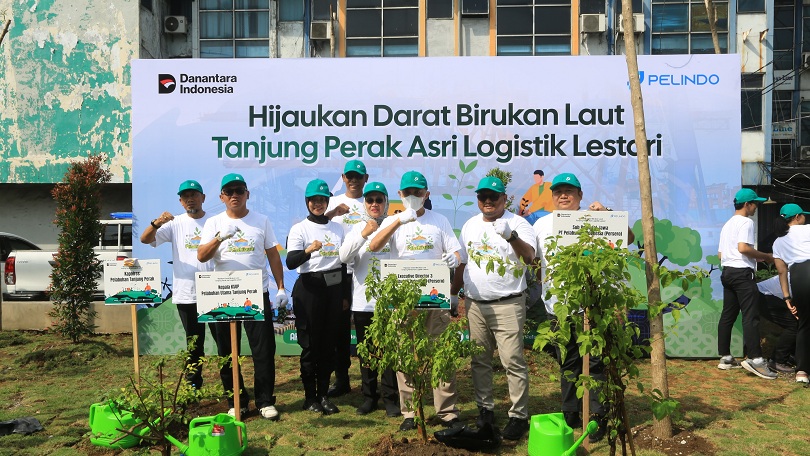 PENGHIJAUAN: PT Pelabuhan Indonesia (Persero) Sub Regional Jawa Regional 3 melakukan Penanaman Pohon Serentak di kawasan Jl. Laksda M. Natsir, Pelabuhan Tanjung Perak, Selasa (2/12).  &nbsp;