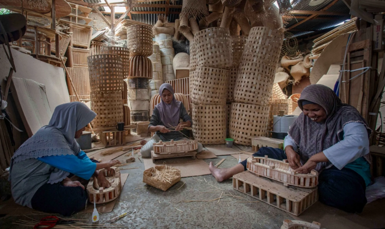GAYENG: Perajin memproduksi kerajinan berbahan baku bambu di Moyudan, Sleman, D.I Yogyakarta.