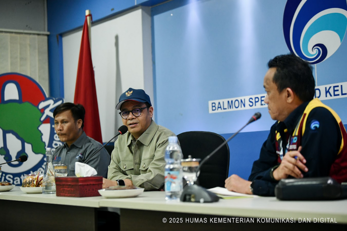KOORDINASI: Wamenkomdigi Nezar Patria (tengah) saat memimpin Rapat Bersama Stakeholder di Balai Monitor Spektrum Frekuensi Radio Kelas II Banda Aceh, Rabu (3/12).