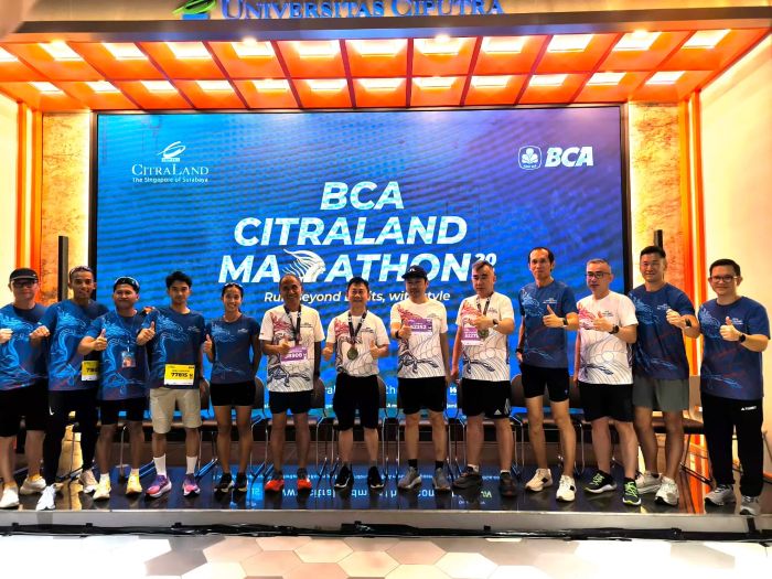DARI KANAN: Yuliarso C, Stevie C, Rony Owen D, Lauw Hendra, Sony Ukar D, Widjaja S, Frengky C Kusuma, Sutoto Yakobus, Novia Nur N, Robi S, Andy S, Agus P dan Fredy Teguh.